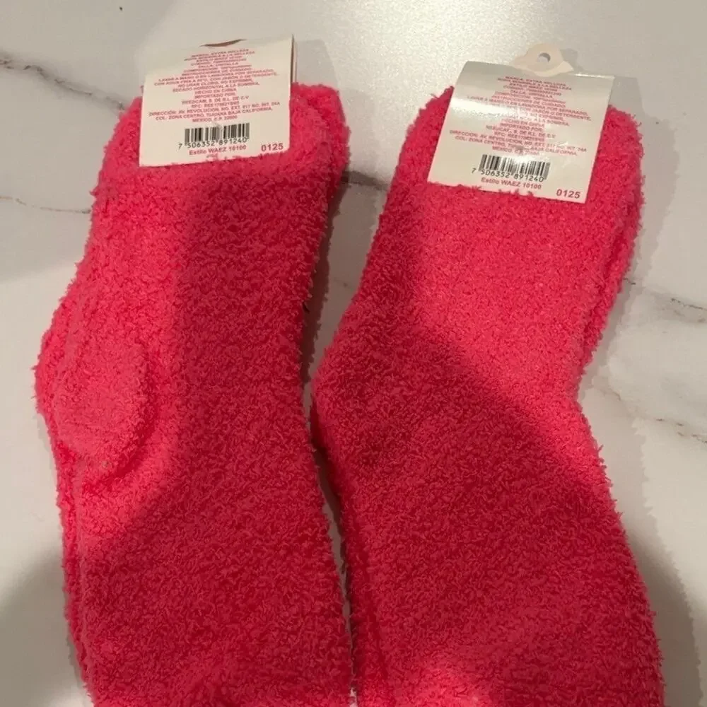 Lot of 2 Cozy Pink Fuzzy Socks 2 pairs NWT Extra Belleza. Women's size 6 to 10.